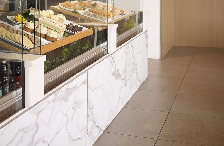 115-tfl-5883-58-pecanwoodline-hardstop-3460-58-calacatta-marble-920x600